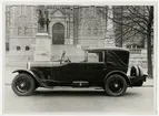 Automobil av märket Voisin. Cabriolette Mod. C 3 utanför Nordiska Museet på Djurgården i Stockholm. Ägare: Greve Th. G. Bielke, Sturefors.