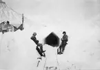 Sveagruva. Snötunnelförbindelse samhället-gruvan i oktober 1917.