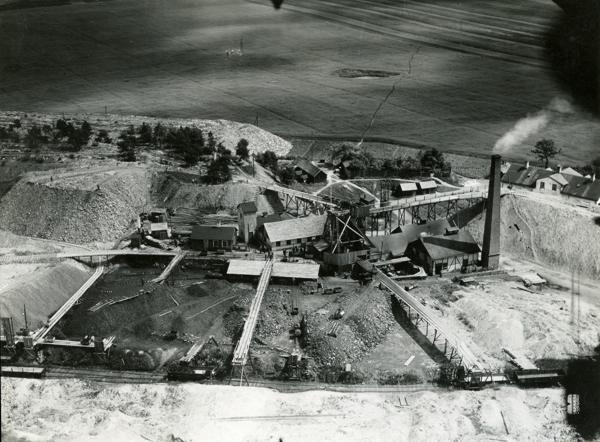 Redan 1744 fann man och började bryta stenkol.  Runt år 1920 var efterfrågan inte så hög på kol men under början av 1930-talet steg efterfrågan och priser på stenkol och en rad investerare prövade lyckan i Billesholm. Dock varade det inte så länge, 1932, ansågs det inte längre vara lönsamt med kolbrytningen och nästan all gruvdrift lades ner.