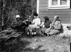 Carl Richard Nyberg, kallad Flyg-Nyberg (längst till höger), tillsammans med flera personer på en pick-nick. Bilden lämnad till Tekniska Museet av fru Greta Broberg, Stockholm, genom filmhistoriska samlingarna jan. 1952