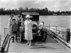 Carl Richard Nyberg, kallad Flyg-Nyberg (näst längst till höger i bilden)), tillsammans med flera personer på en färja. Bilden lämnad till Tekniska Museet av fru Greta Broberg, Stockholm, genom filmhistoriska samlingarna jan. 1952.