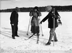 Carl Richard Nyberg, kallad Flyg-Nyberg (längst till vänster i bilden), tillsammans med Malin Ödmann och kapten John Nerén på isen vid Täcka udden i jan. 1919. Bilden lämnad till Tekniska Museet av fru Greta Broberg, Stockholm, genom filmhistoriska samlingarna jan 1952.