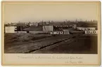 Bostadshus i Sabuntschi tillhörande Bröderna Nobels aktiebolag. Vid Baku 1883. (Mer text finns på baksidan av fotografiet).
Fotografiet finns i röd kartong med texten -  Bilder från några anläggingar inom Nafta-Produktionsaktiebolag Bröderna Nobel.