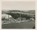 Eds Cellulosafabrik, Småland. Kopia av foto från 1892. Sodahuset längst till vänster. I högra partiet, själva fabrikshuset med kokeri, tvätteri och mixeri, huggeri. Högra flygelbyggnaden med ångpannehus. Västra byggnaden med mesabingarna för mixarna. Långskeppet bakåt med sliperi och pappmaskin. Fabriken anlades 1890.