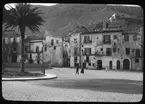 Skioptikonbild från institutionen för fotografi vid Kungliga Tekniska Högskolan. Bilden är troligen tagen av John Hertzberg under en resa i Europa. Hertzberg blev docent i fotografi 1921vid Kungliga Tekniska Högskolan i Stockholm. Vy över en mindre stad, troligen i södra Europa