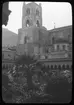 Skioptikonbild från institutionen för fotografi vid Kungliga Tekniska Högskolan. Bilden är troligen tagen av John Hertzberg under en resa i Europa. Hertzberg blev docent i fotografi 1921vid Kungliga Tekniska Högskolan i Stockholm. Kyrka (troligen i södra Europa).