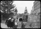 Skioptikonbild från institutionen för fotografi vid Kungliga Tekniska Högskolan. Bilden är troligen tagen av John Hertzberg under en resa i Europa. Hertzberg blev docent i fotografi 1921vid Kungliga Tekniska Högskolan i Stockholm. Ett sällskap i Syrakusa, Italien ((Den stora byggnaden till höger i bilden är Hotel des Etrangers).