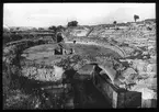 Skioptikonbild från institutionen för fotografi vid Kungliga Tekniska Högskolan. Bilden är troligen tagen av John Hertzberg under en resa i Europa. Hertzberg blev docent i fotografi 1921vid Kungliga Tekniska Högskolan i Stockholm. Amfiteater