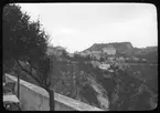 Skioptikonbild från institutionen för fotografi vid Kungliga Tekniska Högskolan. Bilden är troligen tagen av John Hertzberg under en resa i Europa. Hertzberg blev docent i fotografi 1921vid Kungliga Tekniska Högskolan i Stockholm. Vy med bebyggelse i bakgrunden.