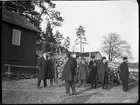 Bild från institutionen för fotografi vid Kungliga Tekniska Högskolan. Herrrsällskap med hund.