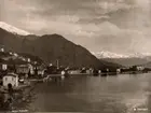 Vy över Menaggio och sjön Como i Norra Italien. 