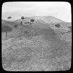 Skioptikonbild från institutionen för fotografi vid Kungliga Tekniska Högskolan. Motiv från vulkanen Vesuvius utanför Neapel.. Bilden är troligen tagen av John Hertzberg under en resa i Europa.