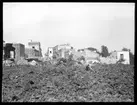 Skioptikonbild från institutionen för fotografi vid Kungliga Tekniska Högskolan. Motiv från Bosco tre Case (Boscotrecase) nära Neapel i Italien efter Vesuvius utbrott 1906. Bilden är troligen tagen av John Hertzberg under en resa i Europa.