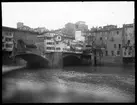 Skioptikonbild från institutionen för fotografi vid Kungliga Tekniska Högskolan.Motiv över Ponte Vechio (Den gamla bron). Bilden är troligen tagen av John Hertzberg under en resa i Europa.