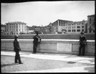 Skioptikonbild från institutionen för fotografi vid Kungliga Tekniska Högskolan.Flanörer i staden Florens. Bilden är troligen tagen av John Hertzberg under en resa i Europa.