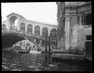 Skioptikonbild från institutionen för fotografi vid Kungliga Tekniska Högskolan. Motiv från Venedig. Rialtobron (Ponte di Rialto) Bilden är troligen tagen av John Hertzberg under en resa i Europa.