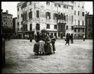 Skioptikonbild från institutionen för fotografi vid Kungliga Tekniska Högskolan. Motiv från ett torg i Venedig. Bilden är troligen tagen av John Hertzberg under en resa i Europa.