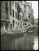 Skioptikonbild från institutionen för fotografi vid Kungliga Tekniska Högskolan. Motiv från en kanal i Venedig. Bilden är troligen tagen av John Hertzberg under en resa i Europa.