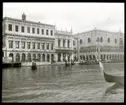 Skioptikonbild från institutionen för fotografi vid Kungliga Tekniska Högskolan. Motiv från Venedig. Till höger i bild ses Doge palatset (Palazzo Ducale) Bilden är troligen tagen av John Hertzberg under en resa i Europa.