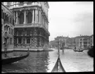 Skioptikonbild från institutionen för fotografi vid Kungliga Tekniska Högskolan. Motiv föreställande en kanal i Venedig. Bilden är troligen tagen av John Hertzberg under en resa i Europa.