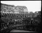 Skioptikonbild från institutionen för fotografi vid Kungliga Tekniska Högskolan. Motiv föreställande Colosseum i Rom (amfiteater som stod färdig år 80 e Kr.) Bilden är troligen tagen av John Hertzberg under en resa i Europa.