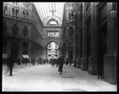 Skioptikonbild från institutionen för fotografi vid Kungliga Tekniska Högskolan. Motiv föreställande Galleria Umberto I i Neapel. Byggd mellan åren 1887-1891. Bilden är troligen tagen av John Hertzberg under en resa i Europa.