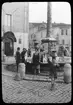 Skioptikonbild från institutionen för fotografi vid Kungliga Tekniska Högskolan. Motiv föreställande folksamling vid obelisk. Bilden är troligen tagen av John Hertzberg under en resa i Europa.