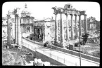 Skioptikonbild från institutionen för fotografi vid Kungliga Tekniska Högskolan. Motiv föreställande Forum Romanum i Rom (Italien) (Till vänster i bild skymtar Peterskyrkan). Bilden är troligen tagen av John Hertzberg under en resa i Europa.