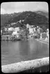 Skioptikonbild från institutionen för fotografi vid Kungliga Tekniska Högskolan. Motiv föreställande hus på en bergssluttning, sannolikt i Italien. Bilden är troligen tagen av John Hertzberg under en resa i Europa.