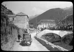 Skioptikonbild från institutionen för fotografi vid Kungliga Tekniska Högskolan. Motiv föresällande häst och vagn på en grusväg, sannolikt i  södra Italien. Bilden är troligen tagen av John Hertzberg under en resa i Europa..