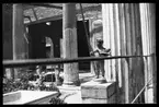 Skioptikonbild från institutionen för fotografi vid Kungliga Tekniska Högskolan. Motiv föreställande atriumgård sannolikt i Pompeji, södra Italien. Bilden är troligen tagen av John Hertzberg under en resa i Europa..