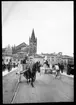 Skioptikonbild från institutionen för fotografi vid Kungliga Tekniska Högskolan. Motiv föreställande stadsmotiv med häst och vagn. Bilden är troligen tagen av John Hertzberg under en resa i Europa.