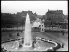 Skioptikonbild från institutionen för fotografi vid Kungliga Tekniska Högskolan. Fotografiet är taget i München vid plattformen under Friedensengel. Bilden är troligen tagen av John Hertzberg under en resa i Europa.