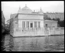 Skioptikonbild från institutionen för fotografi vid Kungliga Tekniska Högskolan. Motiv föreställande en monumental byggand, sannolikt i Venedig, Italien. Bilden är troligen tagen av John Hertzberg under en resa i Europa.