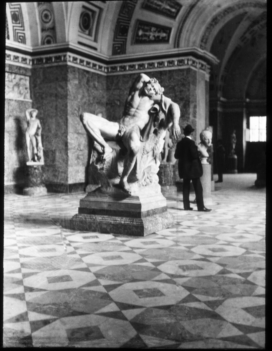 Skioptikonbild från institutionen för fotografi vid Kungliga Tekniska Högskolan. Motiv föreställande en skulptur den Barberinska faunen, glyptoteket i München, Tyskland. Bilden är troligen tagen av John Hertzberg under en resa i Europa.