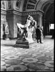 Skioptikonbild från institutionen för fotografi vid Kungliga Tekniska Högskolan. Motiv föreställande en skulptur den Barberinska faunen, glyptoteket i München, Tyskland. Bilden är troligen tagen av John Hertzberg under en resa i Europa.