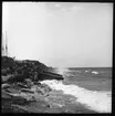 Skioptikonbild från institutionen för fotografi vid Kungliga Tekniska Högskolan. Motiv föreställande klapperstrand på Gotland. Bilden är troligen tagen av John Hertzberg under en resa i Sverige.