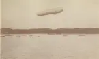 Ur album: Utländska Resan 1900 I. Greve Zeppelins luftskepp vid Friedrichshafen.