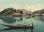 Ur album: Utländska Resan 1900 I. Kolorerat fotografi med vi över Dorf Königssee.