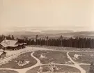 Bild ur fotoalbum tillhörande Ansgar Betulander. Övre sportstugan vid Holmenkollen, Norge.