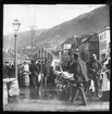 Skioptikonbild från institutionen för fotografi vid Kungliga Tekniska Högskolan. Motiv föreställande en torghandel, sannolikt i Bergen, Norge. Bilden är troligen tagen av John Hertzberg under en resa i Europa.