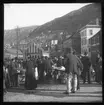 Skioptikonbild från institutionen för fotografi vid Kungliga Tekniska Högskolan. Motiv föreställande en torghandel, sannolikt i Bergen, Norge. Bilden är troligen tagen av John Hertzberg under en resa i Europa.