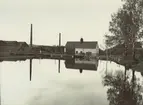 Boxholms Järnverk. Vy över Flemmingedammen med kraftstationen och gamla valsverket omkring 1918.