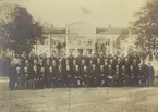 Arbetare vid Björneborgs Jerngruva, vilka erhållit Patriotiska Sällskapets medalj för långvarig och trogen tjänst. Fotografiet taget vid medaljgjutningen 1918.