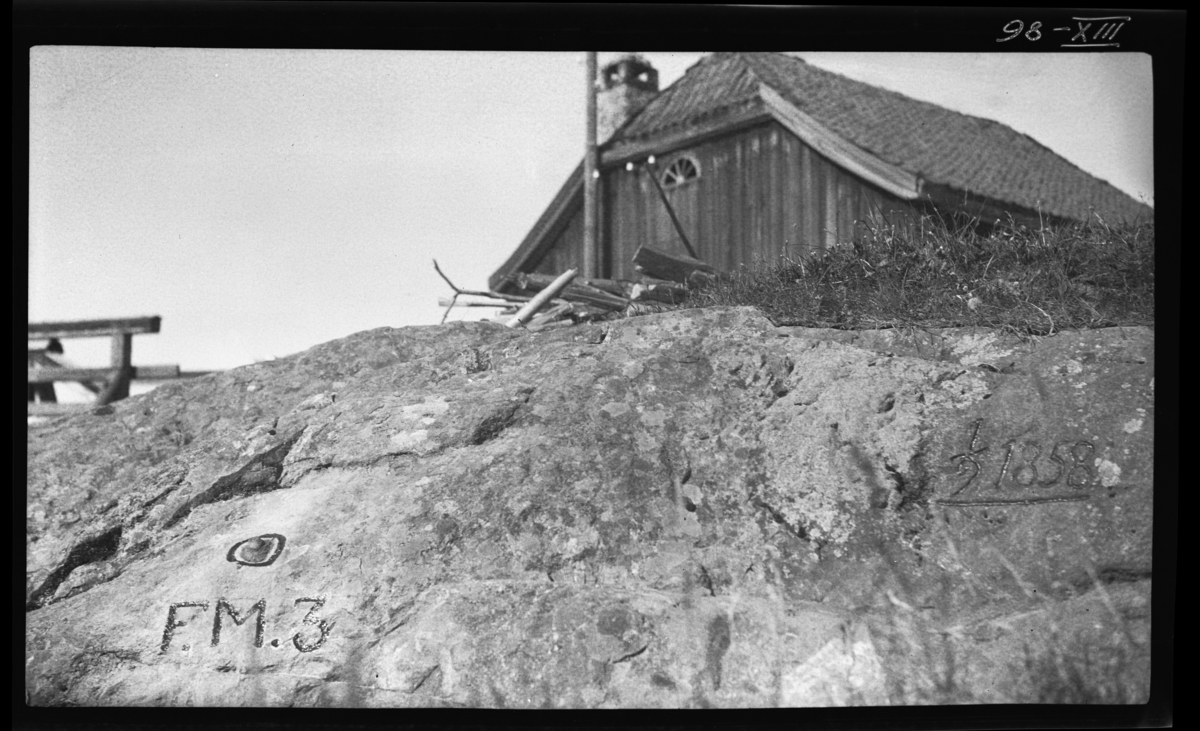 Flommerke 1822 litt lavere enn 1858, på utsiden av bildet til høyre. Toppen av Haugfoss. Huset er et landhandleri og poståpneri. Simoa.