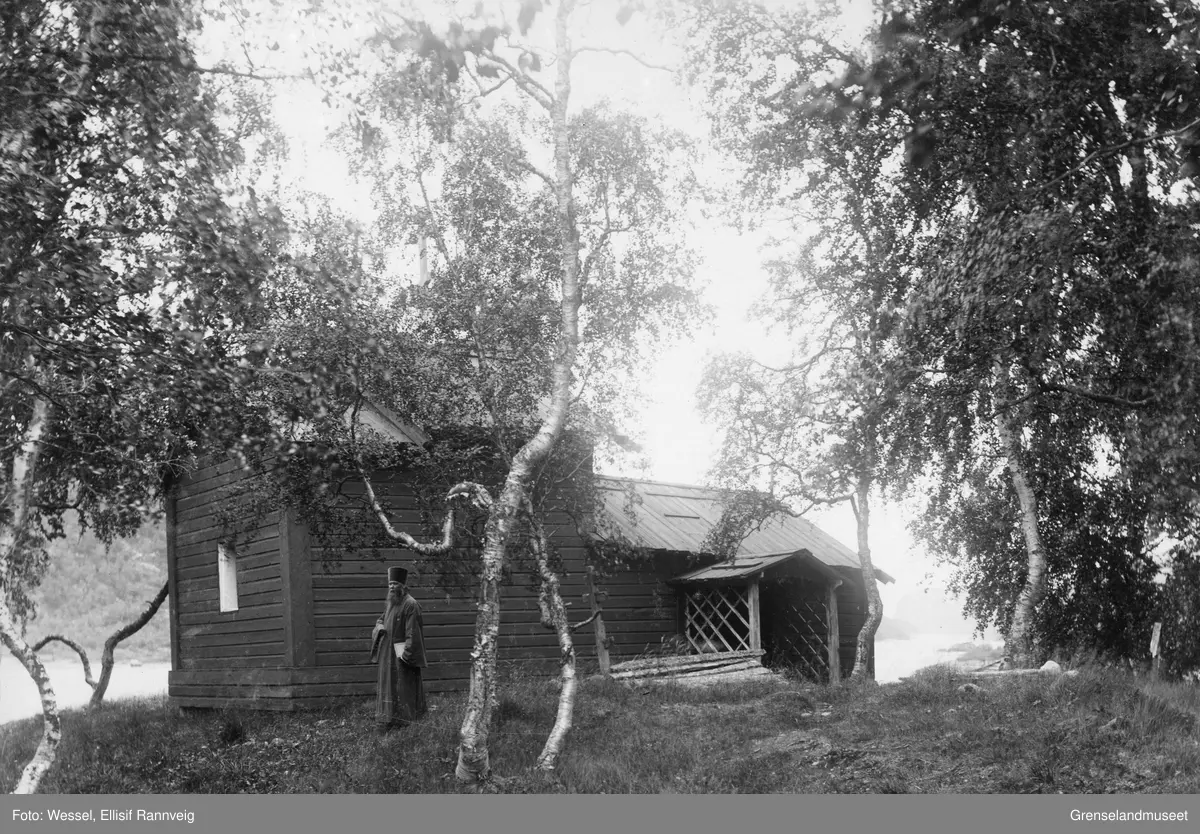 Presten Konstantin Sjtsjekoldin foran den gamle kirken i Boris Gleb, 1901.