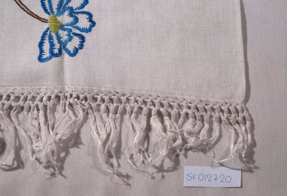Blomar, blad og ein sommarfugl.