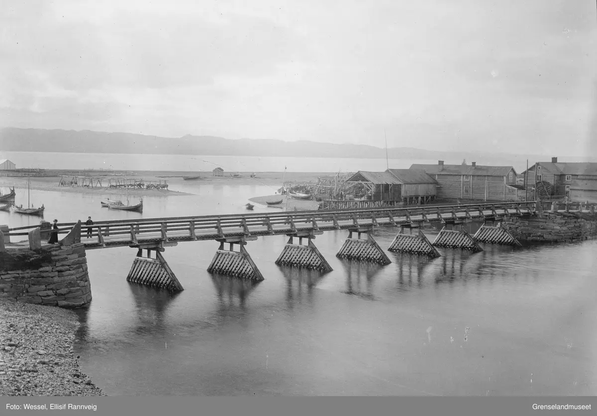 Havna og bru over Jakobselva i Vestre Jakobselv, Nordvaranger.