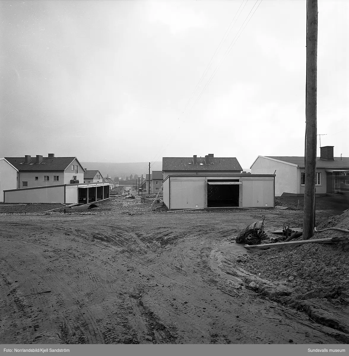 Garagelängor vid Lundbovägen i Granlo under byggnation.