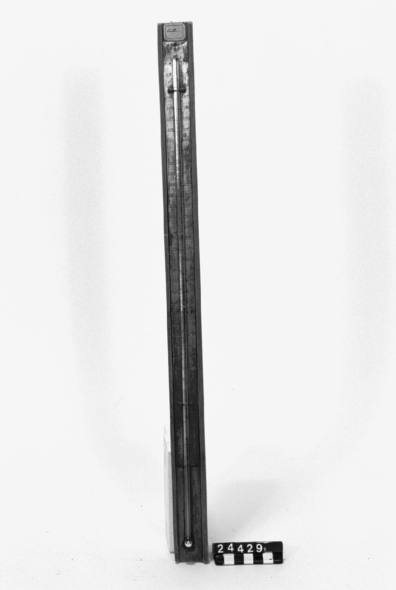 Kvicksilvertermometer med försilvrad skala för 50-370 grader C, på platta av trä.